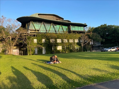 雲門劇場在2008年的新年大火，雖燒掉了八里的排演場，但透過新北市政府的OT案及國內外募資，終於落腳淡水，主場館為綠建築，也成為重要的文化地