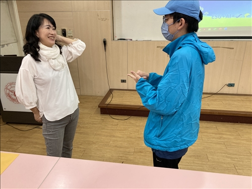 講師與同學演將後交流互動