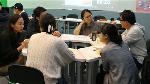 王老師於分桌活動與新聘教師進行討論