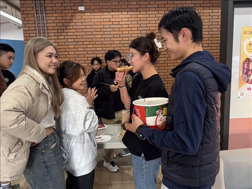 學生開心用餐並與老師交流