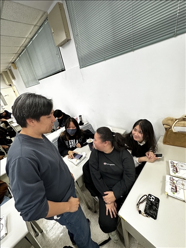  與同學熱心互動