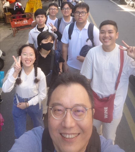 包正豪院長帶領學生進行部落旅行。