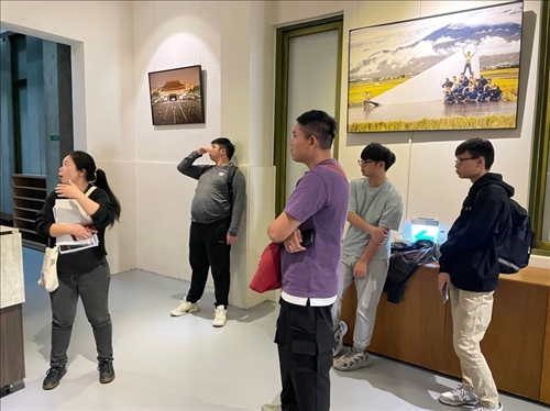 雲門藝廊充滿了經典舞碼的傳承與故事，右後即為『薪傳』於台東池上的戶外演出紀錄