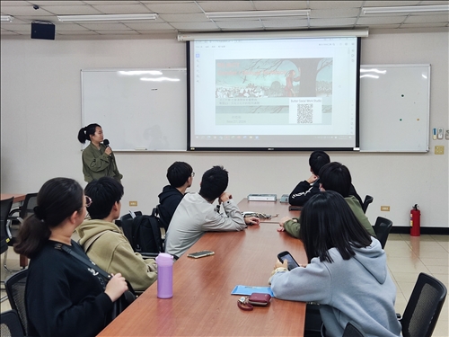 徐皓茹社工師介紹桌遊《號召吹笛人》，並說明性別暴力的樣態