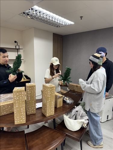 同學們開始佈置聖誕樹