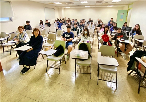 社會未來授課教師陳錫珍老師(左一)及主講者白佩華老師，與全班同學開心合影。