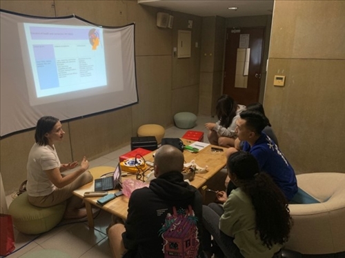 安娜教授細心講解