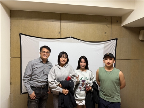 老師與大一學合照