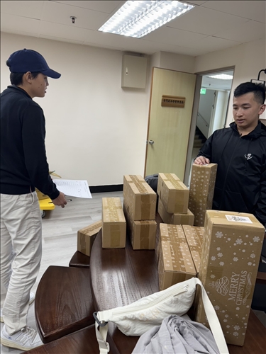 同學們打開聖誕樹禮盒