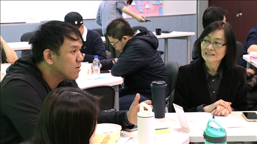 張主任於分桌活動與新聘教師進行討論