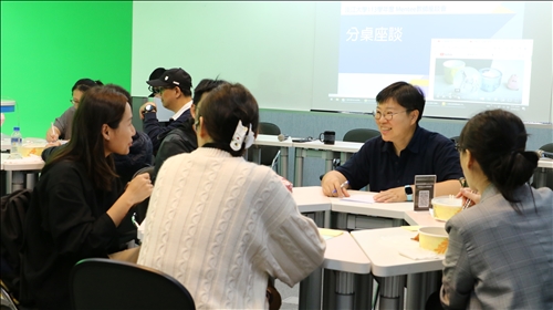 林老師於分桌活動與新聘教師進行討論