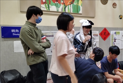 吃喝玩鬧間，同學交換意見