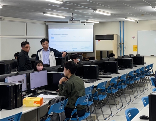 考官與老師巡場講解