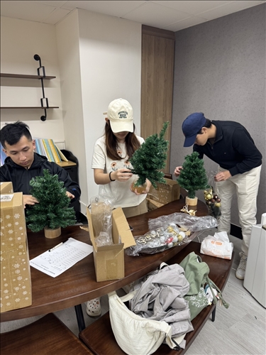 同學們用心製作聖誕樹