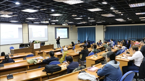 與會老師專注參與研習活動