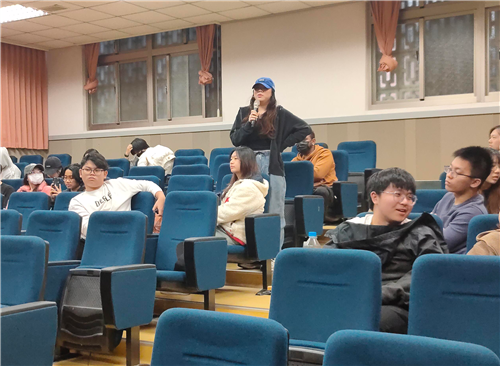 Listening and sharing of the ex- periencing of Icon Arts. 聆聽和分享「圖像默觀體驗」