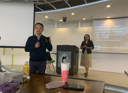 教育與未來設計學系鄧建邦教授簡述本次講座課程內容。