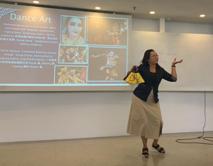 印尼峇里國立教育大學老師示範峇里島傳統舞蹈。