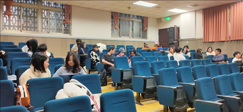 Group discussion of the experiencing of Icon Arts. 小組討論「圖像默觀體驗」。