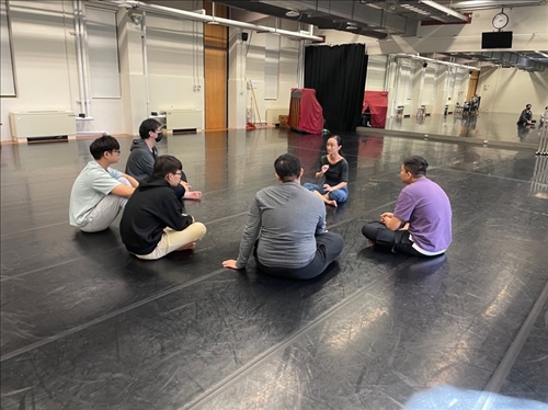 專業舞者邱怡文老師帶領學生探索舞蹈語言的多元面向，從身體的節奏感到情感的表達，再到舞蹈與文化之間的深刻聯繫，使學生能以更具體的方式理解舞蹈作為文化傳承工具的價值