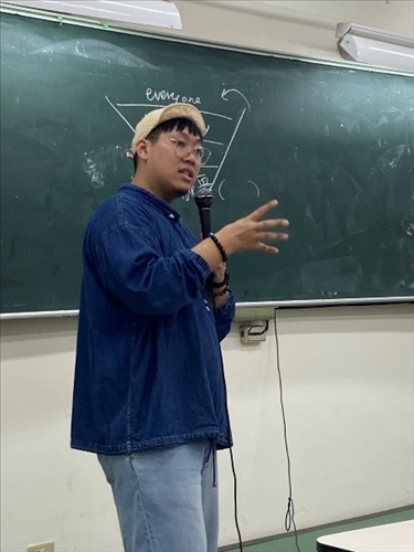 林志慶正在為同學們演講