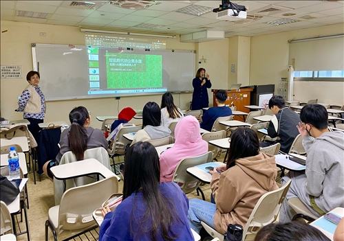 主講者白佩華老師進行演講並與同學互動。
