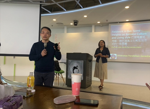 教育與未來設計學系鄧建邦教授簡述本次講座課程內容。