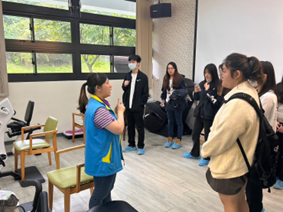 學生們參訪義山里長照機構以提供充分思考長照與自身領域結合發展可能性