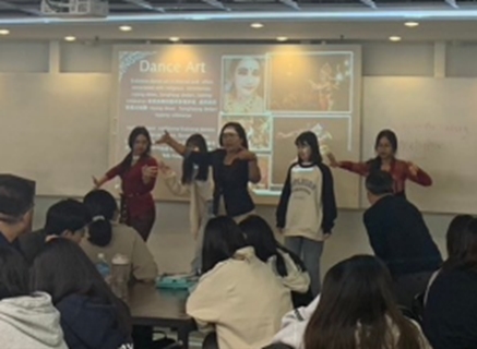 印尼峇里國立教育大學老師帶領教設系學生體驗峇里島傳統舞蹈。