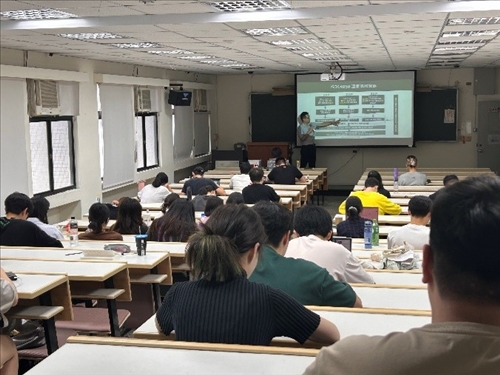 認真聽演講的同學們