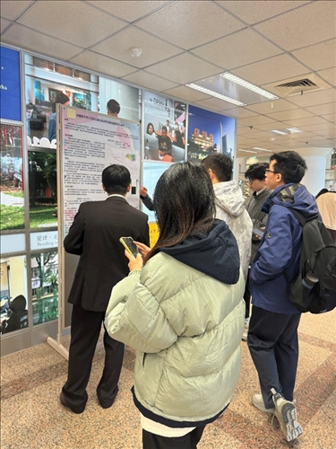 同學們用手機iClass進行專題提問