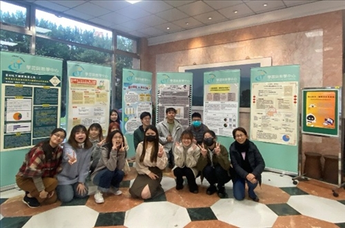學生與成果海報合照。