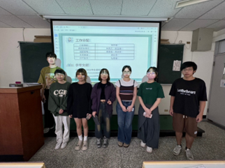 同學上台分享自己與組員對公司永續發展的調查報告