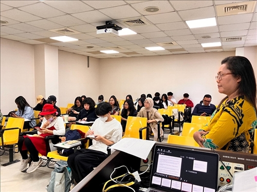 印尼峇里國立教育大學 Jayanti老師於課堂中分享，在不同種族文化之分析實驗及研究過程。