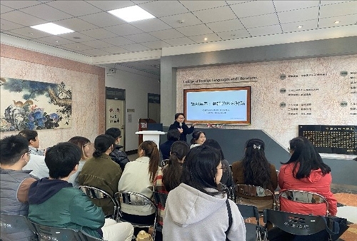 授課教師顏徽玲教授為成果發表會開場並致詞。