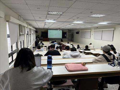 聽其他同學分享報告的同學們