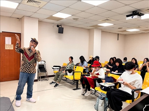 印尼峇里國立教育大學教育學院副院長Dr. Putu Aditya Antara進行「峇里島文化的社會研究及田野調查」演講。