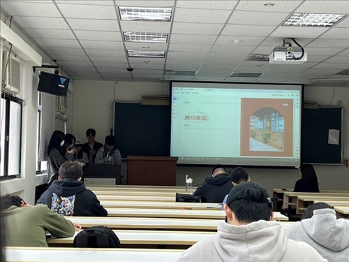 同學上台分享自己與組員對公司永續發展的調查報告