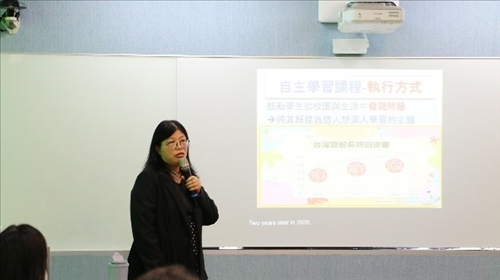 陳老師說明自主學習課程的執行方式