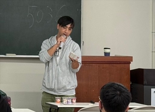 吳理事長帶來許多紀念品給同學