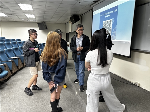 與學生小組討論