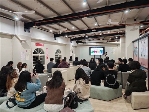 劉千萍小姐跟同學分享自己的生命故事。