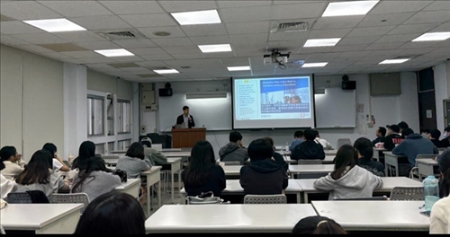 講者說明資料分析的重要性與必要性