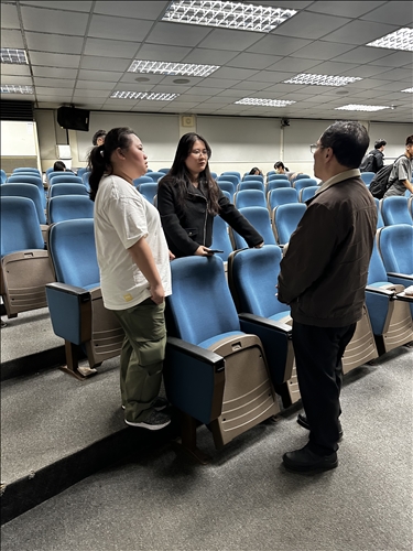 與學生小組討論