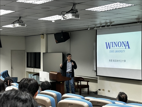 洪復一老師講解維諾納填表方式並與大一生說明長堤大學的注意事項