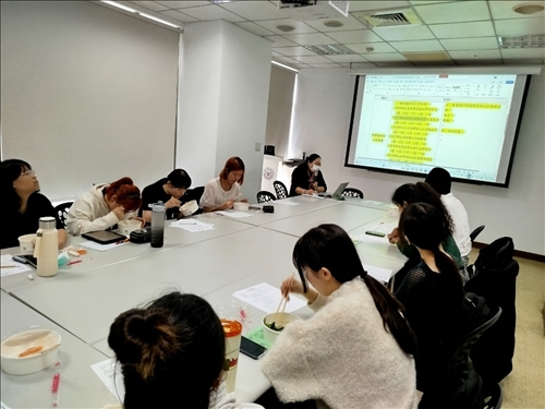 鄭盈盈老師帶學生一起看表格規定