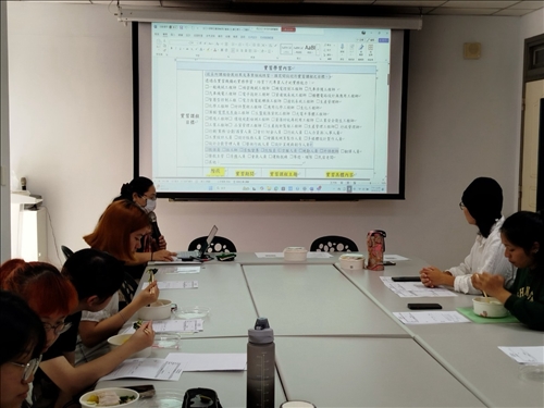 鄭盈盈老師帶學生一起看表格規定