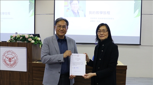 教發中心張主任頒發感謝狀