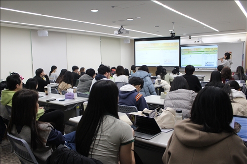 參與者認真筆記