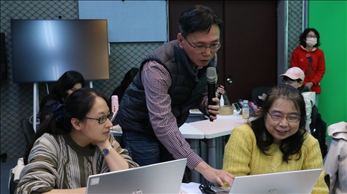 陳老師引導與會老師進行AI工具應用實作